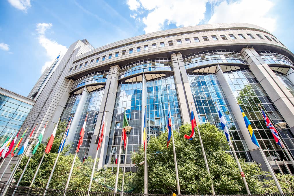 Öffentliches Gebäude mit Flaggen – Beispiel für verwaltete Einrichtungen im Asset Management für Behörden