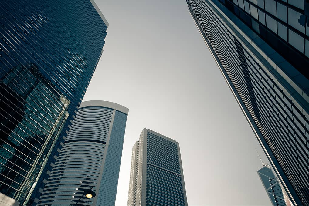 Moderne Hochhäuser als Symbol für Infrastruktur und Immobilien im Asset Management