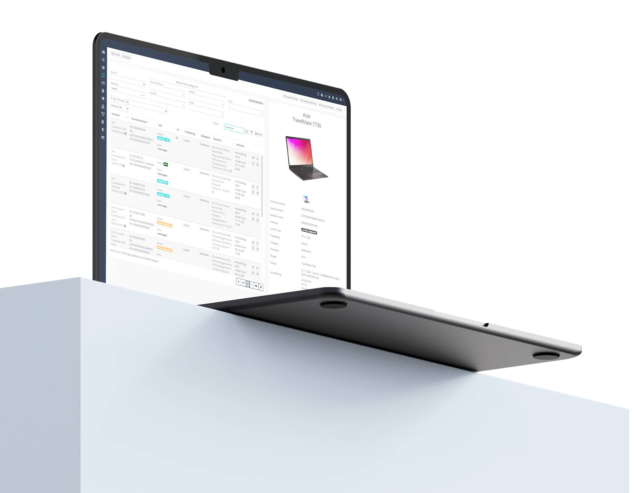 Laptop mit Asset Management Software auf hellem Hintergrund – zentrale Verwaltung von Geräten, Standorten und Assets