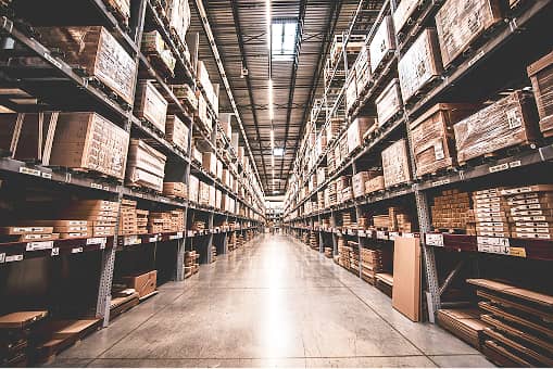 Lagerhalle mit Regalsystem als Beispiel für physische Assets in der öffentlichen Verwaltung und Infrastruktur