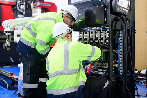 Techniker bei der Wartung von Infrastruktur – Asset Management in Behörden und öffentlichen Einrichtungen
