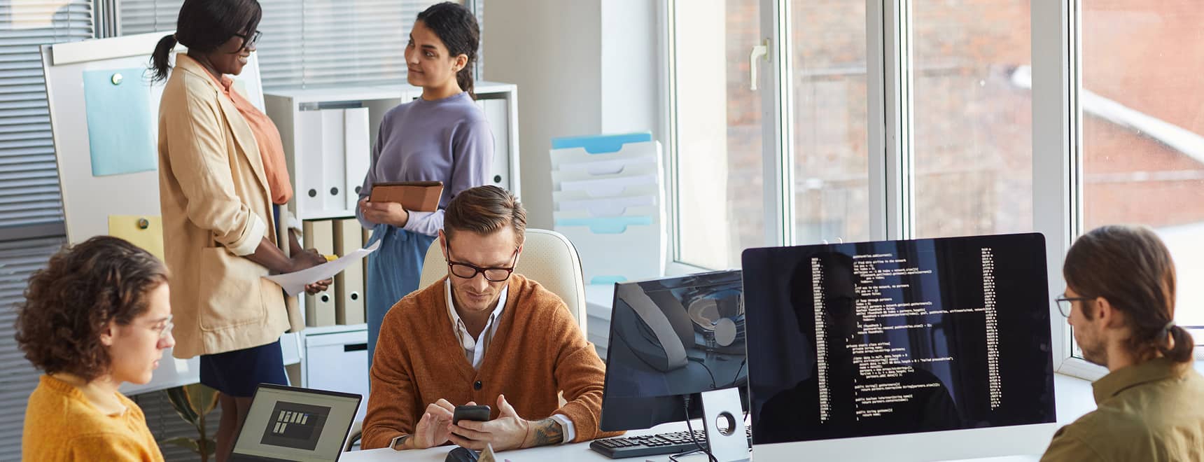askatu-software-entwicklung-schule-asset-management2 Team arbeitet gemeinsam am Tisch – Koordination von Aufgaben in Behörden und Schulträgern