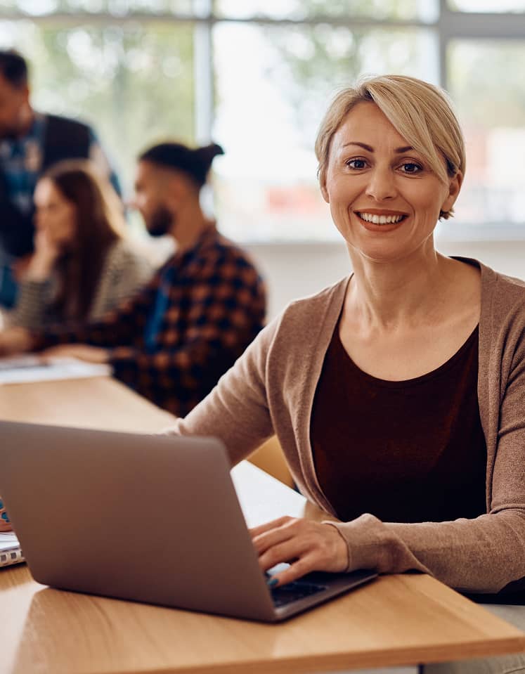 askatu-software-entwicklung-schule-asset-management6 Frau arbeitet am Laptop im Büro – digitale Verwaltung von Daten und Assets