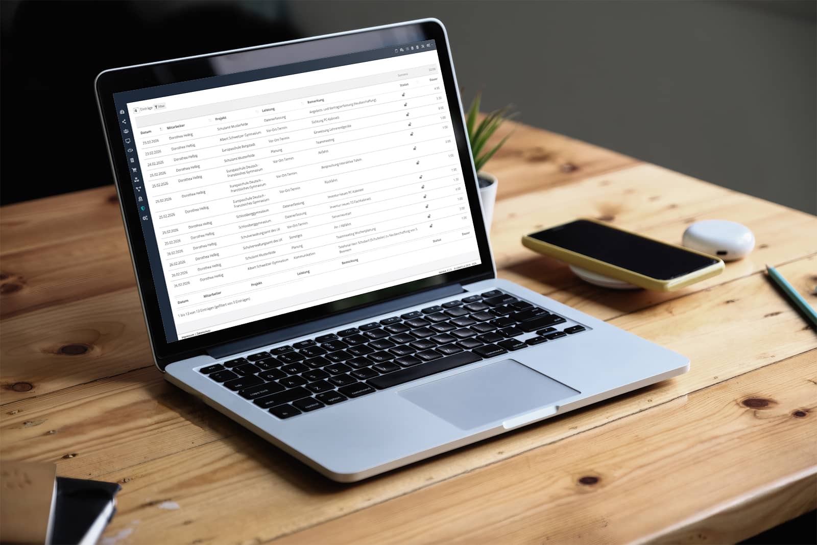 Laptop mit geöffneter Asset Verwaltungssoftware auf Schreibtisch – zentrale Verwaltung von Einrichtungen und Assets