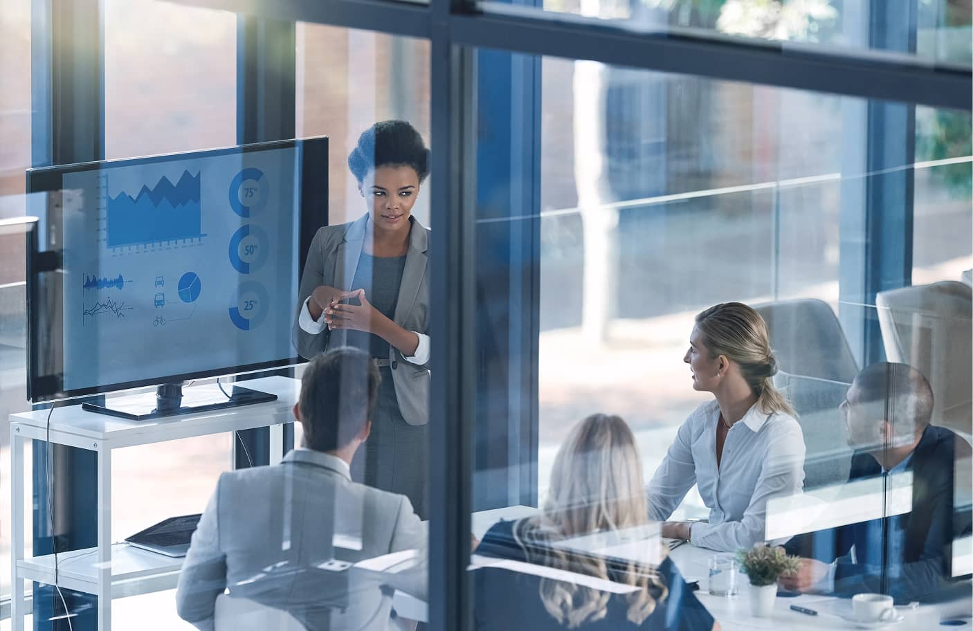 Präsentation im Meetingraum mit Diagramm – Analyse von Daten und Entscheidungen im Asset Management
