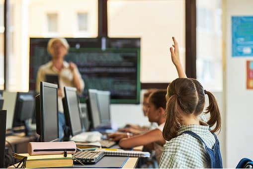 Schüler arbeiten im Computerraum – digitale Infrastruktur als Teil des Asset Managements im Bildungsbereich