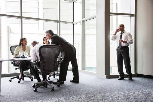 Meeting im Büro mit Präsentation – Planung und Organisation von Assets in öffentlichen Einrichtungen