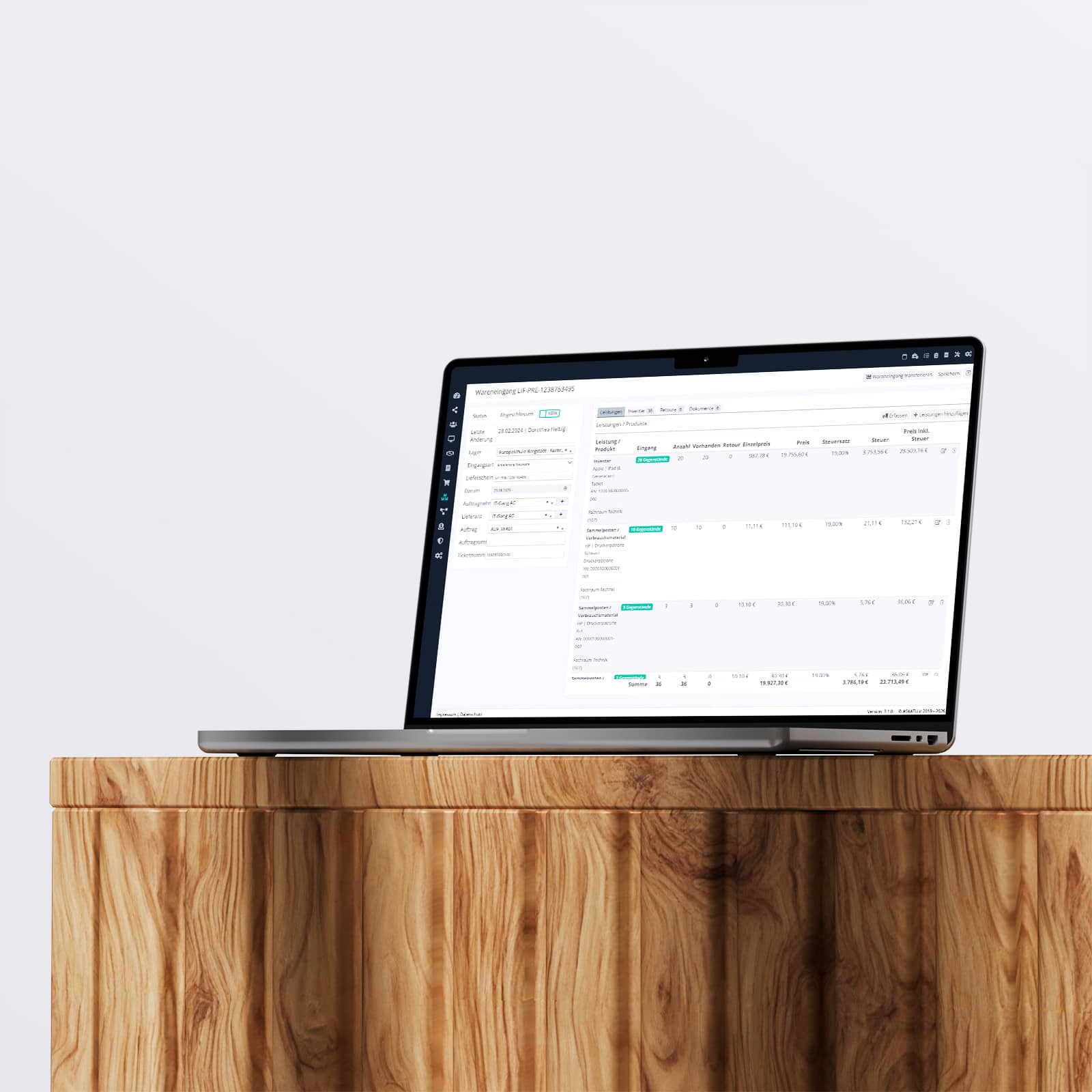 Laptop auf Podest mit Software-Dashboard – zentrale Verwaltung von Assets für öffentliche Einrichtungen