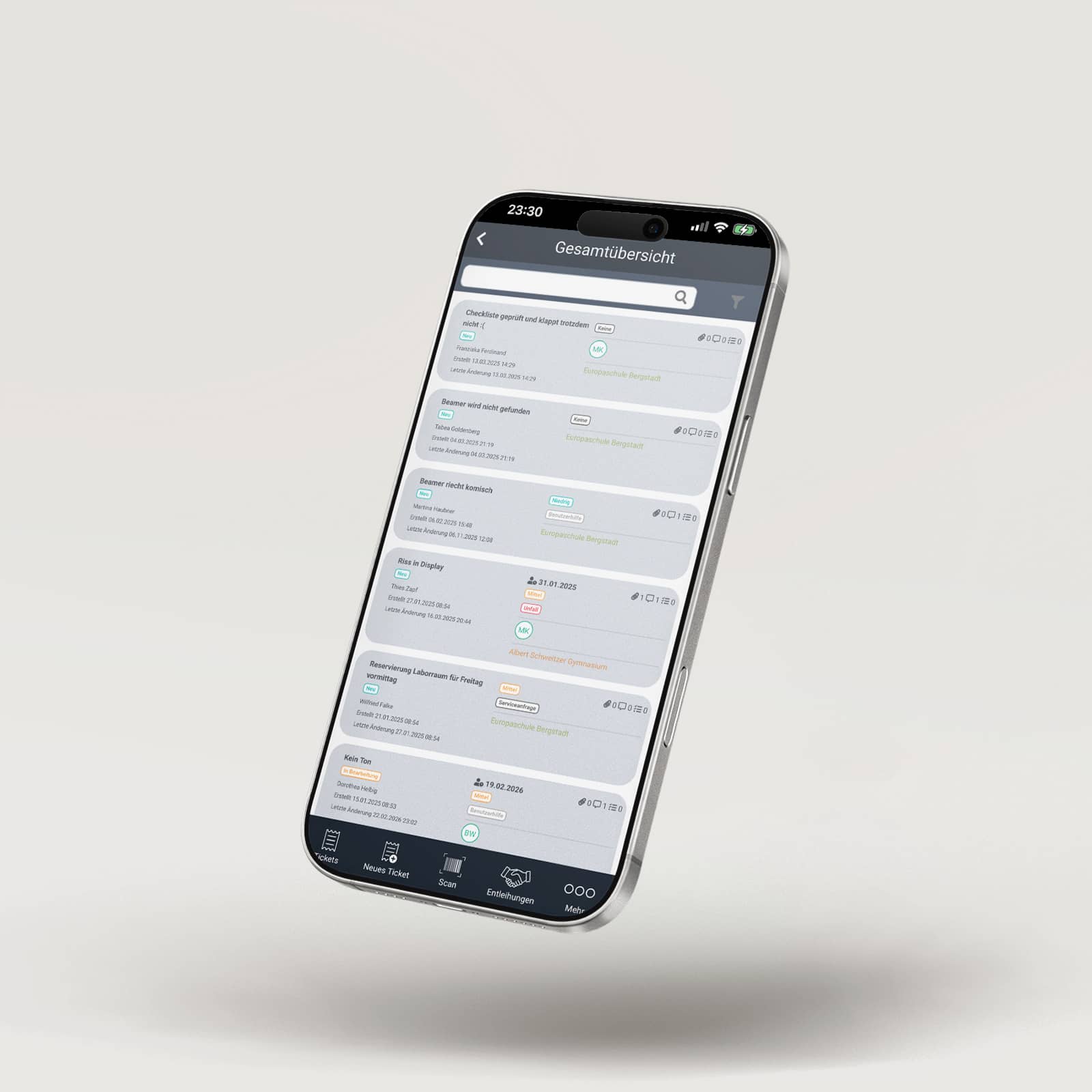 Smartphone mit mobiler Asset App auf neutralem Hintergrund – Verwaltung von Assets für Schulträger unterwegs